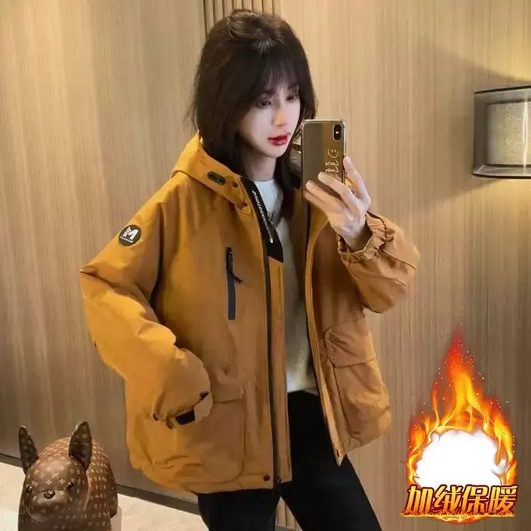 加绒加厚冲锋衣外套女2024年冬季新款小个子休闲保暖连帽减龄上衣