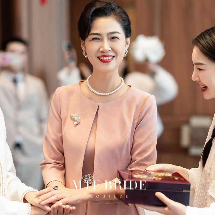 满庭芳华【珠帘】妈妈婚宴订婚礼服连衣裙新款粉色温柔两件妈妈礼服