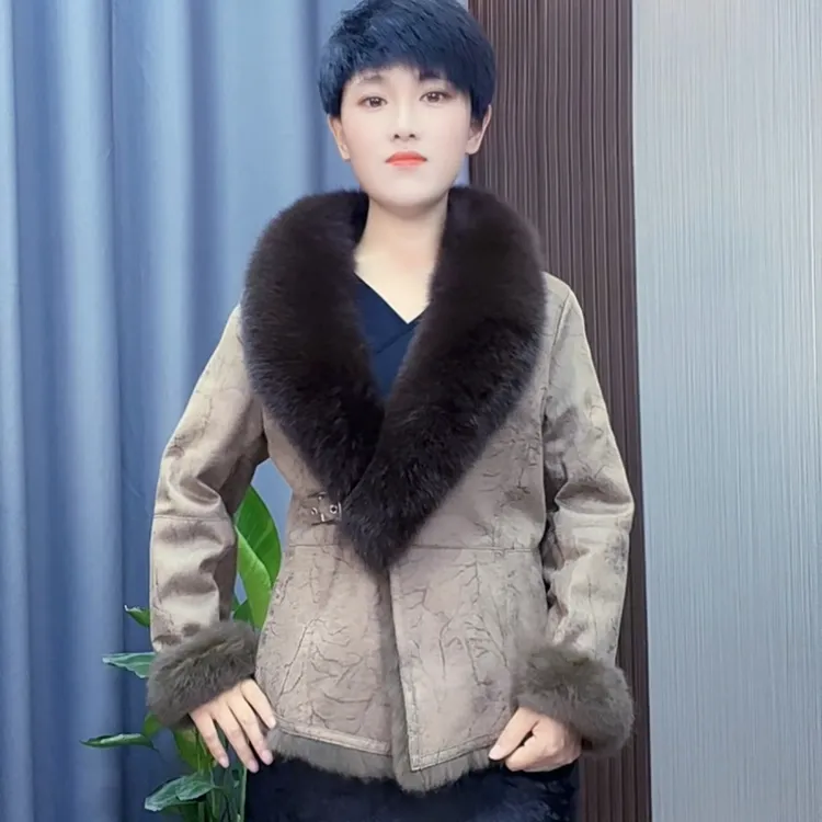 皮毛一体狐狸毛领外套精致女款冬季时尚外套