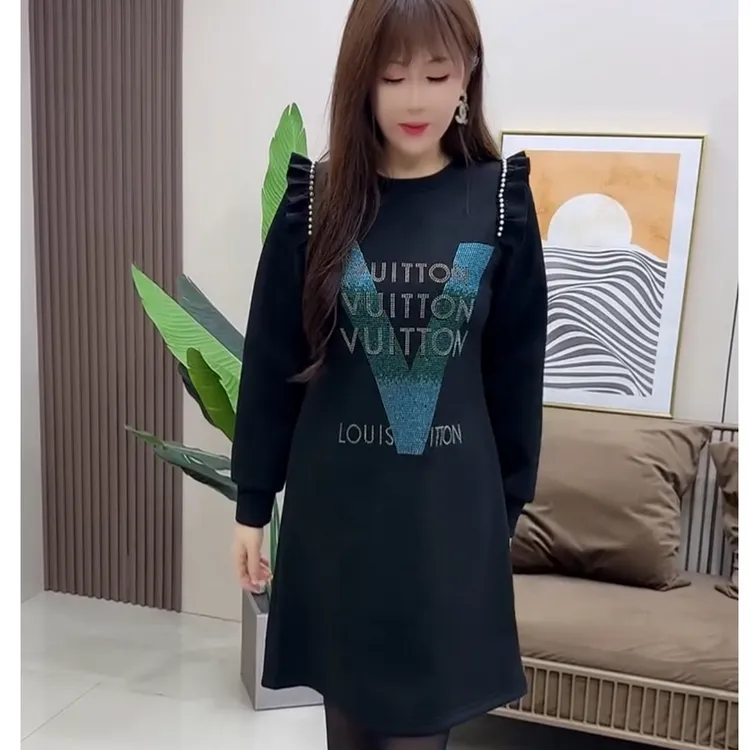 新款秋冬烫钻连衣裙时尚显瘦中长款洋气百搭长袖印花韩版圆领