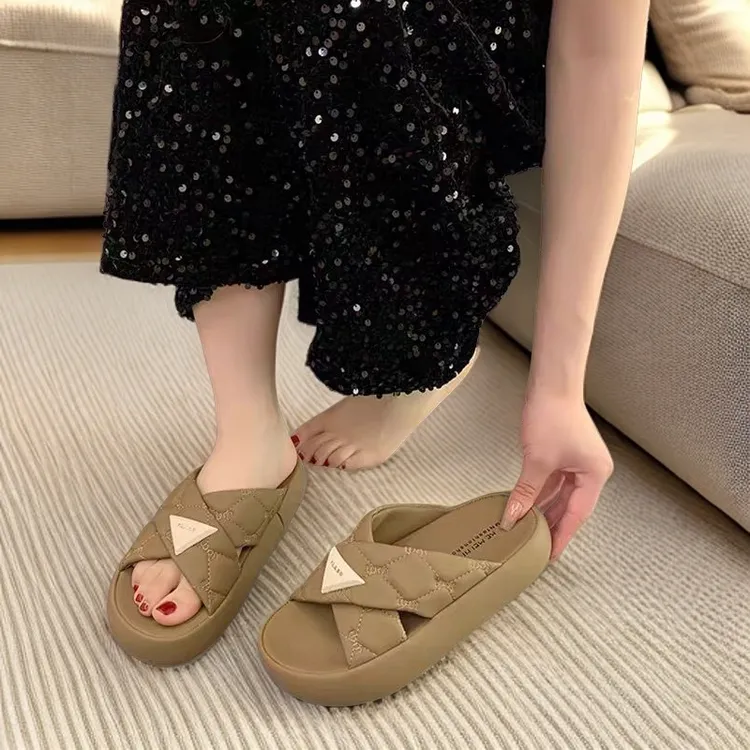 夏季厚底外穿防滑软底增高女凉拖鞋网红时尚百搭休闲露趾平底凉拖