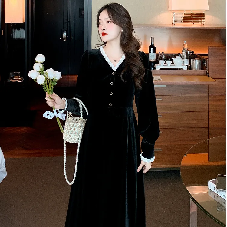 设计感简约大气长袖连衣裙2024秋冬新款蕾丝边显瘦遮肉丝绒小黑裙