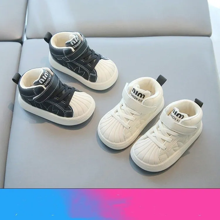 男宝宝鞋子1-3岁男小童春秋季新款中高帮鞋子防滑软底幼童学步鞋2