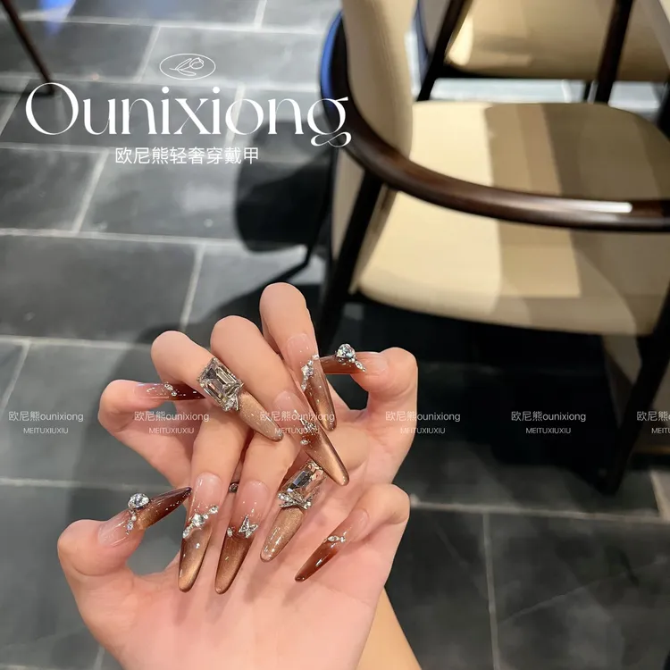 秋冬高级贵气感咖色猫眼方钻细狗甲长款渐变斜边堆钻珠光穿戴甲片