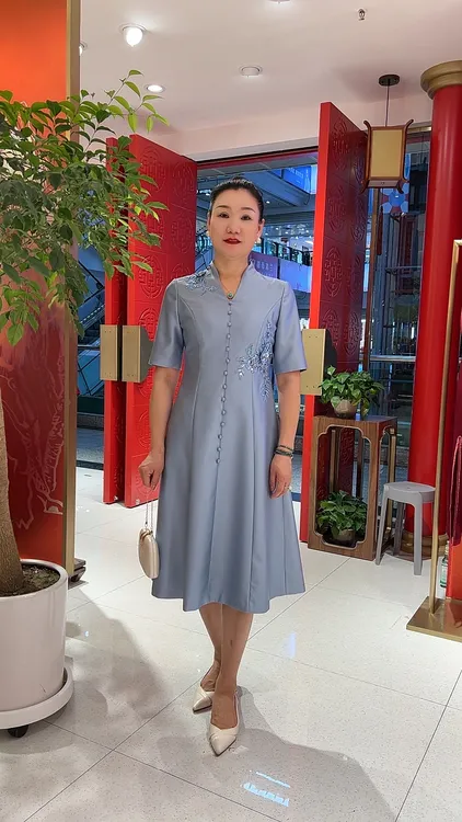 朱紫瑜17228六礼慕天姿蓝色v领裙摆旗袍优雅中长款国风时尚