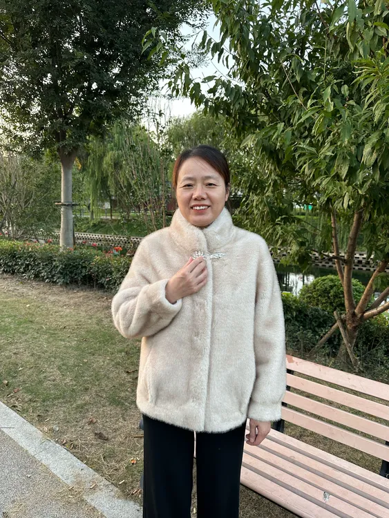 妈妈秋冬洋气短款上衣中年贵妇人女冬装中老年皮毛一体水貂绒外套