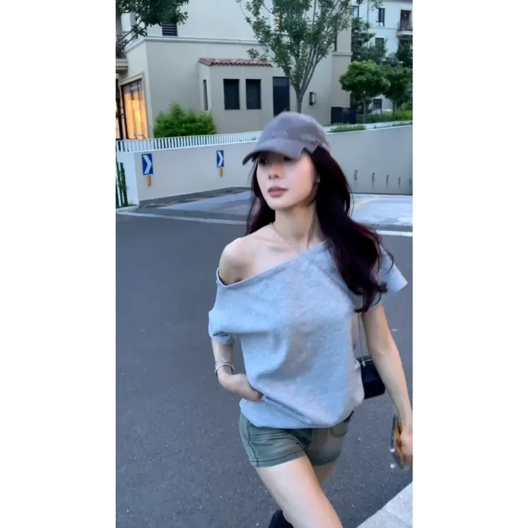张婧仪明星同款灰色韩系斜肩T恤女2024夏季松弛感宽松露肩上衣ins