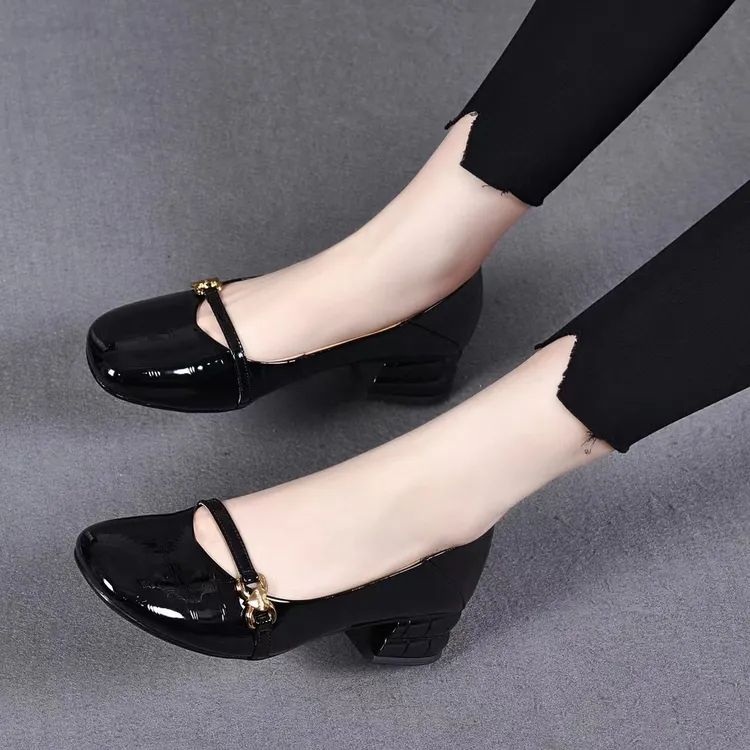 真皮圆头皮带扣粗跟单鞋女2024年春夏新款百搭浅口软底软面妈妈鞋