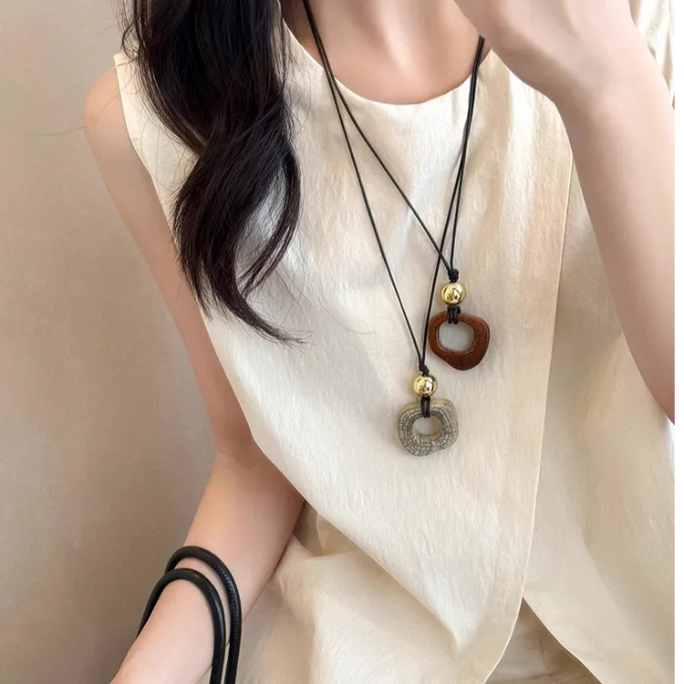 非金属皮质项链  雅丹方形几何吊坠项链女2024新款独特百搭毛衣链