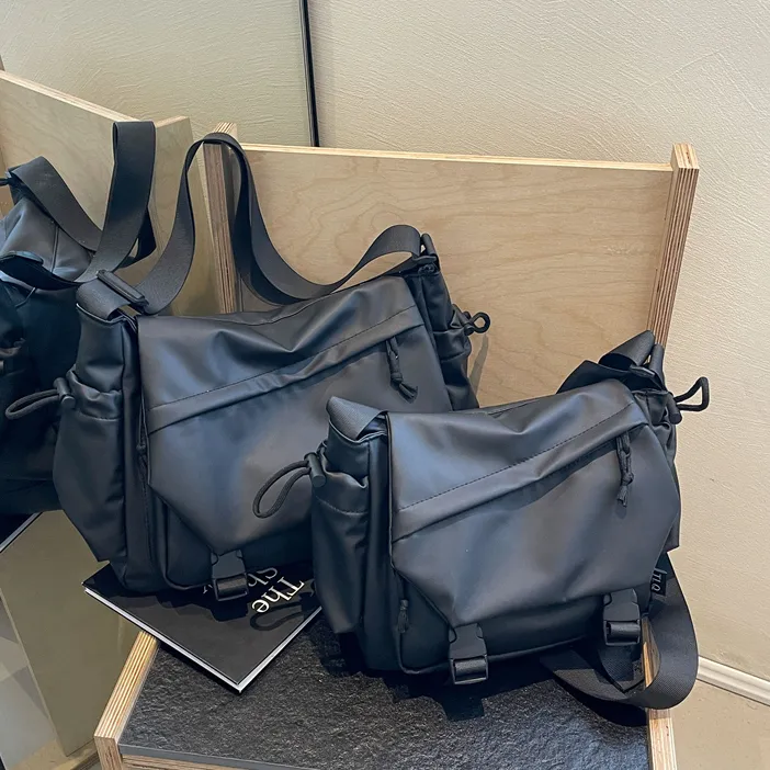 黑色新款潮大容量工装单肩包小众休闲运动斜挎包通勤邮差斜跨包潮