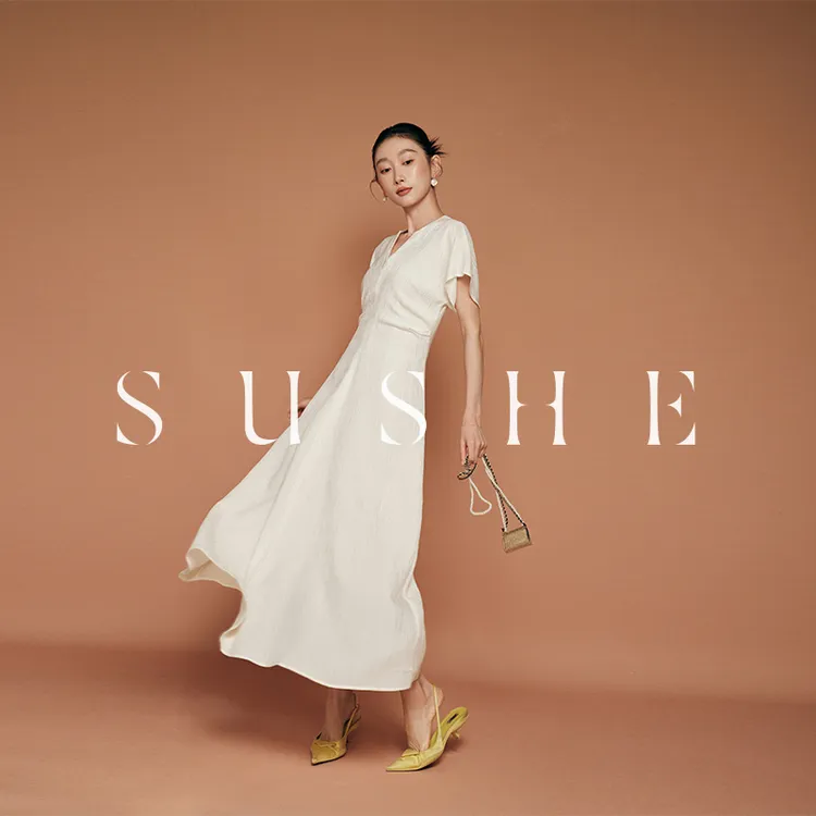 束皙SUSHE夏季法式复古斜裁V领收腰修身长款白色连衣裙女夏显瘦