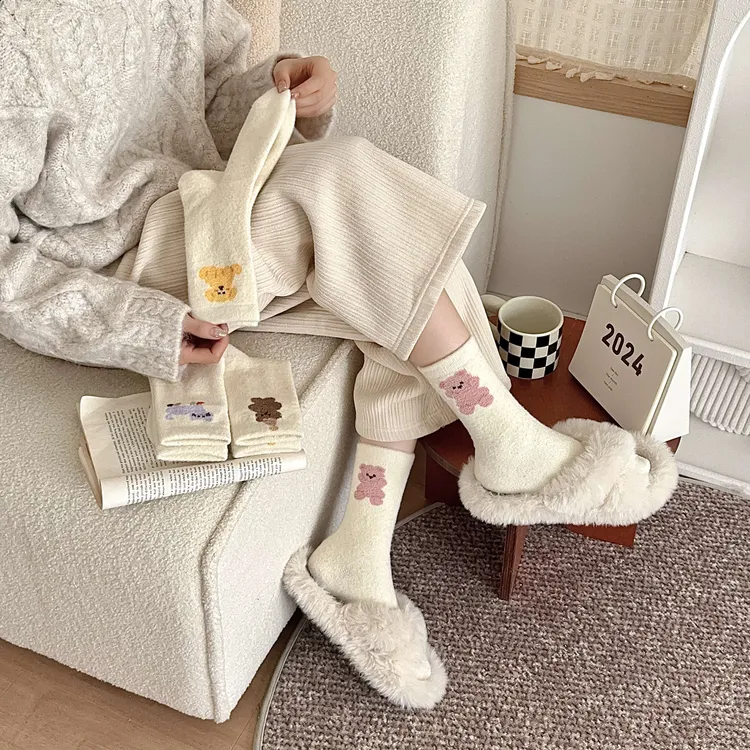 秋冬澳绒袜子女无骨中筒袜加绒加厚保暖月子袜毛茸家居睡眠地板袜