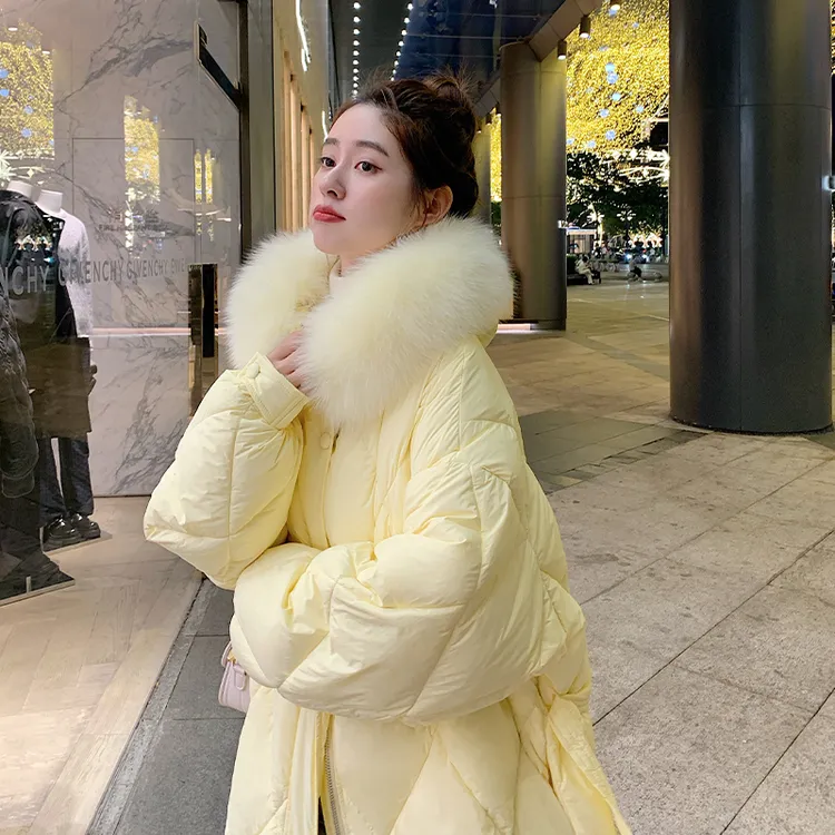 黄色羽绒服女中长款2025冬季新款狐狸毛领设计收腰连帽白鸭绒外套