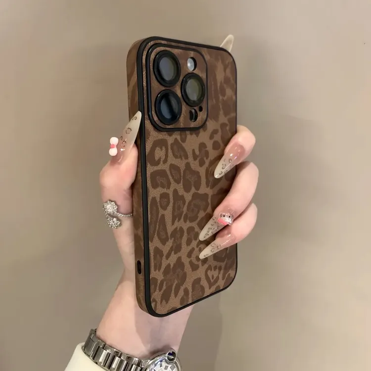 适用苹果16promax手机壳豹纹贴皮带镜头膜肤感iPhone15创意保护套