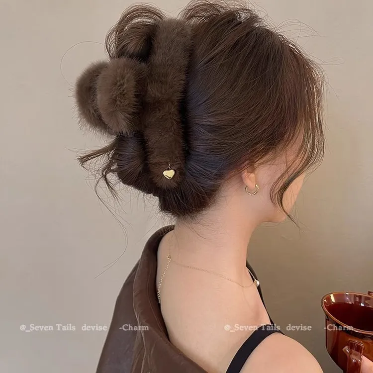 冬季爱心毛毛抓夹女慵懒风高级感毛绒鲨鱼夹2024新款大号发夹头饰