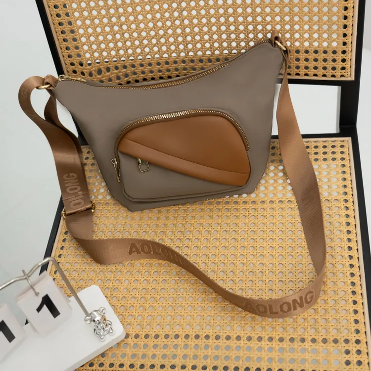 2025新款潮通勤防水休闲单肩斜挎包百搭气质大容量牛角包包女