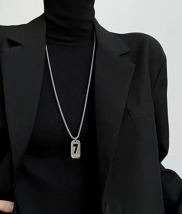 钛钢项链 不掉色幸运数字7嘻哈个性方牌吊坠女男潮毛衣链ins轻奢