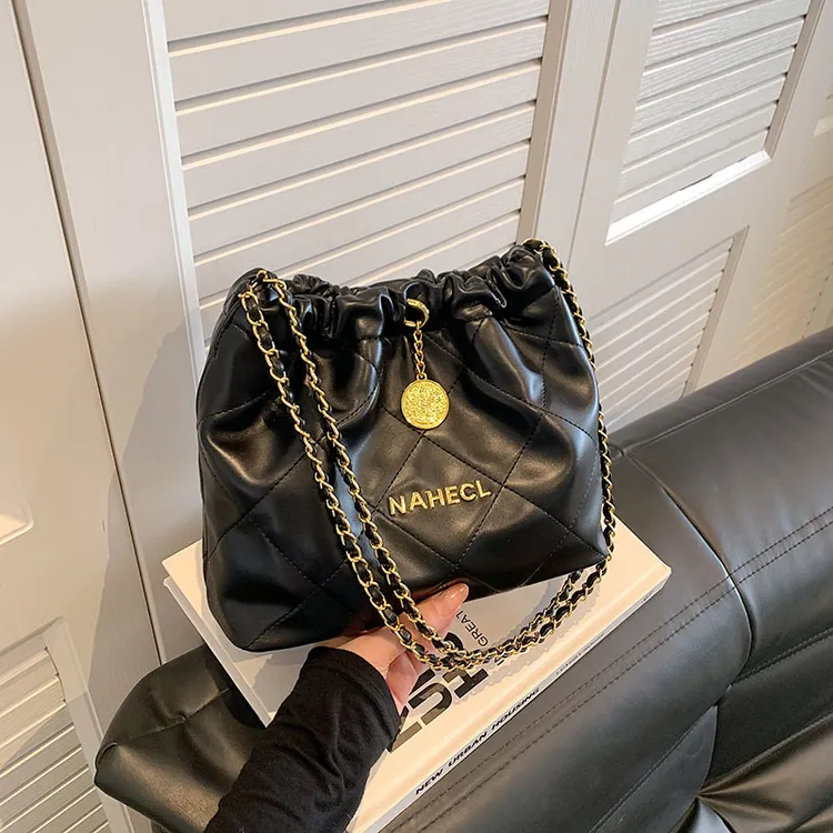 慵懒风大容量水桶包女2025新款腋下垃圾袋轻奢菱格链条托特包洋气