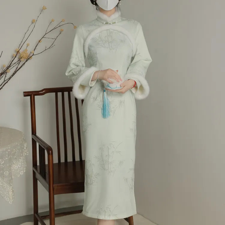 俏娘鱼青色新中式加绒保暖毛绒领旗袍女2025冬新款改良淑女倒大袖