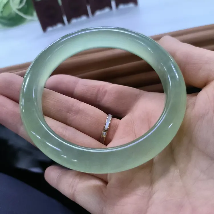 纯天然岫玉手镯女款绿色冰透测量玉镯子圆条高冰白手镯时尚女士