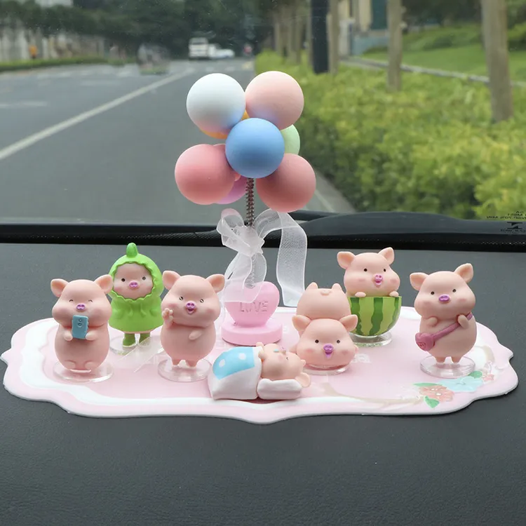 新款车载摆件汽车中控台手办小猪创意办公室桌面车内装饰用品