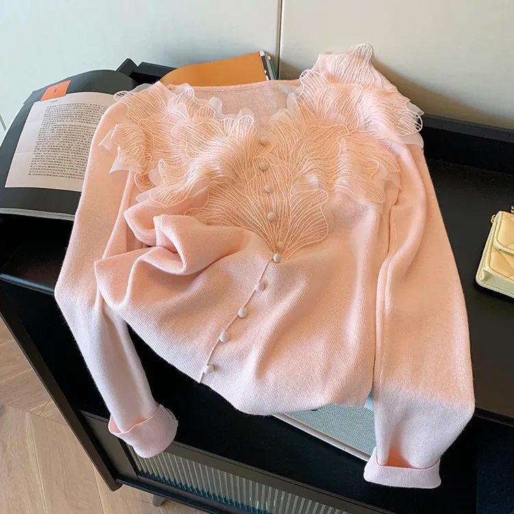 超仙粉色蕾丝拼接V领针织衫女秋冬2025新款温柔气质修身打底毛衣