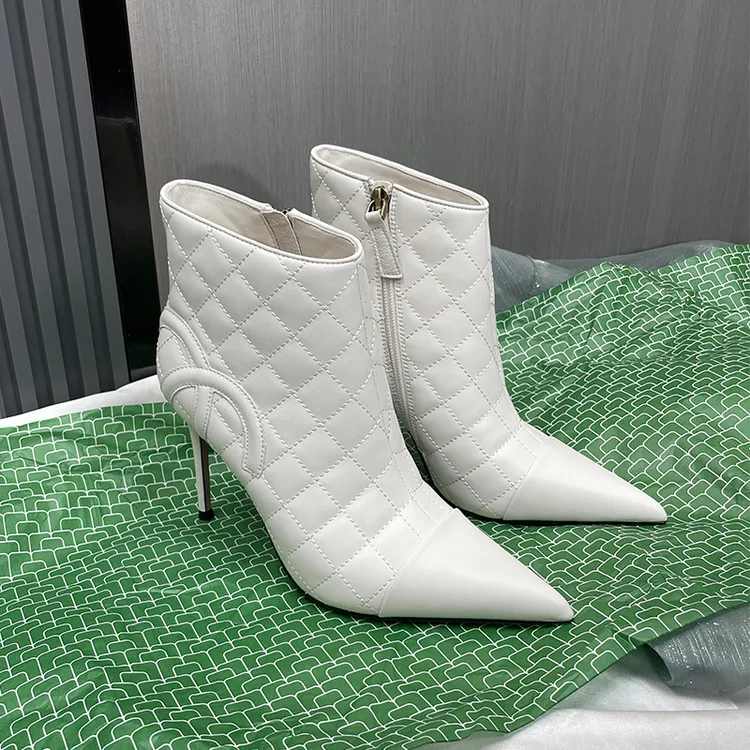 欧货爆款小香风尖头细跟高跟短靴2025秋冬季新款白色女士瘦瘦靴子
