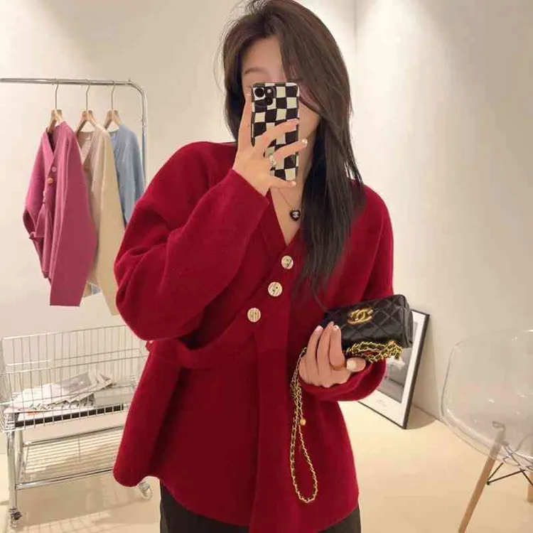 秋冬新年战袍别致独特法式红色毛衣外套女宽松外穿慵懒风针织开衫