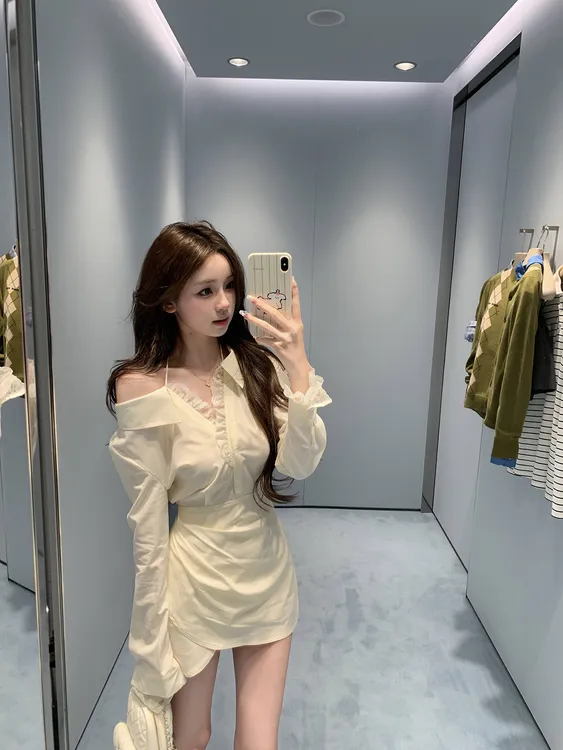 人间扳手 露肩纯欲辣妹性感蕾丝拼接挂脖吊带衬衫包臀短裙连衣裙