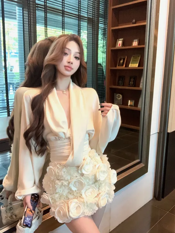 高光时刻 老钱风缎面深v褶皱收腰上衣法式重工花朵气质包臀短裙女