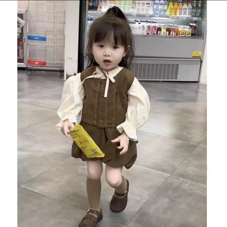 女宝宝三件套2024年新款儿童春秋时尚韩版小公主衬衫马甲短裤套装