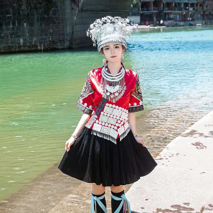 新款苗族服装女贵州少数民族服饰成人云南刺绣服舞蹈演出旅拍衣服