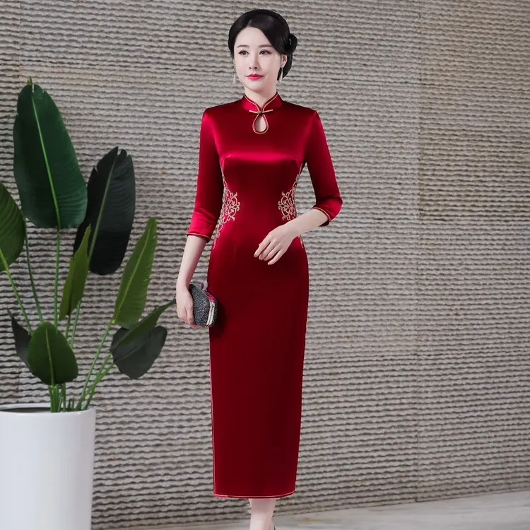 醋酸礼服旗袍喜庆大码高贵中长款刺绣结婚敬酒服中国风气质连衣裙