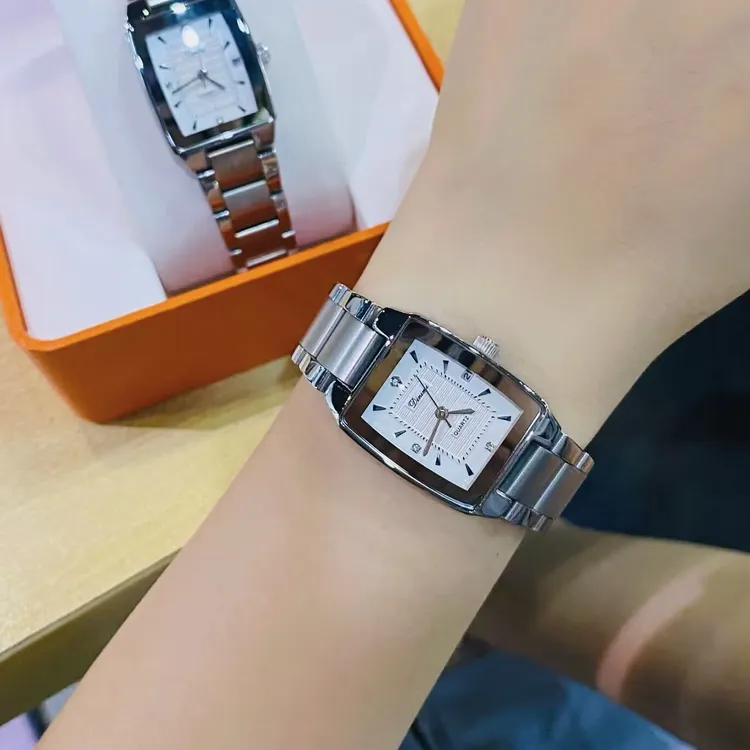 新款经典百搭精致带日历方表潮流气质轻奢精准防水女士腕表