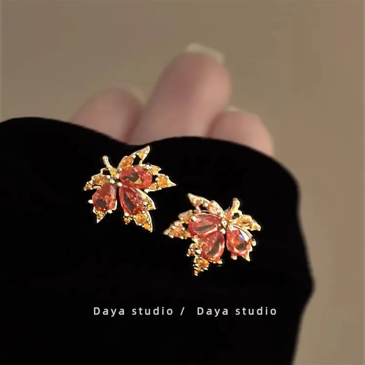 合金耳饰 “风吹落叶" 闪到不行的法式枫叶耳钉女轻奢小众百搭耳环