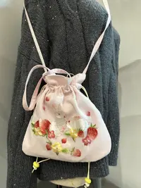 草莓兔子苏绣圆角抽绳手提斜挎刺绣包
