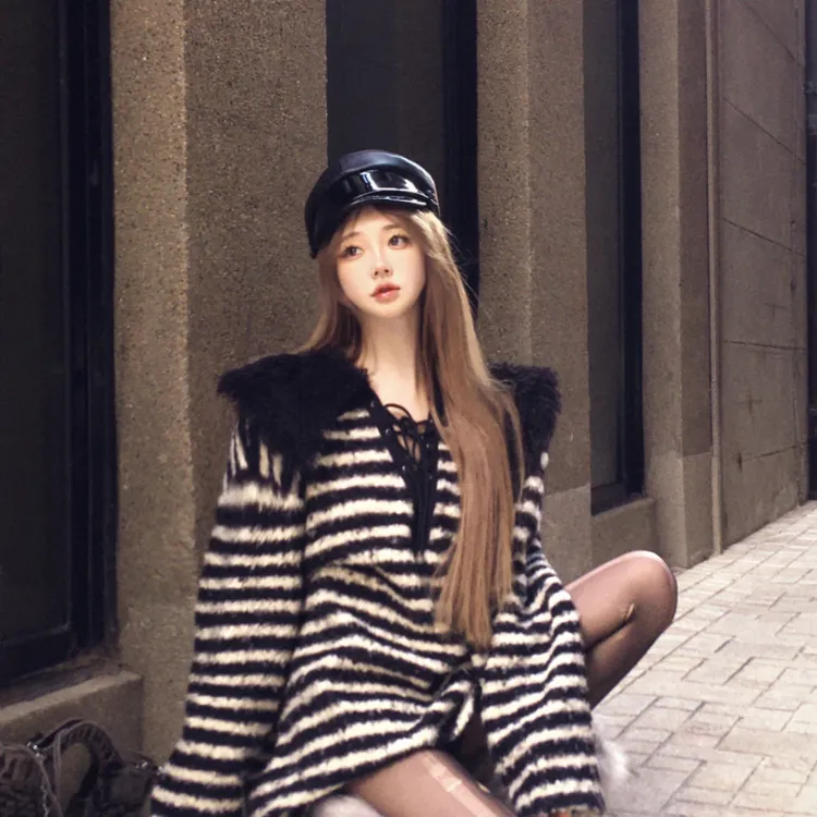 毛领可拆卸 亲肤显瘦羊卷毛黑白长袖网红时尚连帽宽松条纹