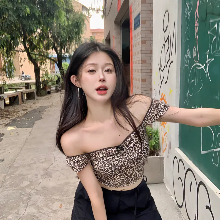 美式辣妹豹纹一字肩短袖T恤女夏季修身显瘦别致小众短款露脐上衣
