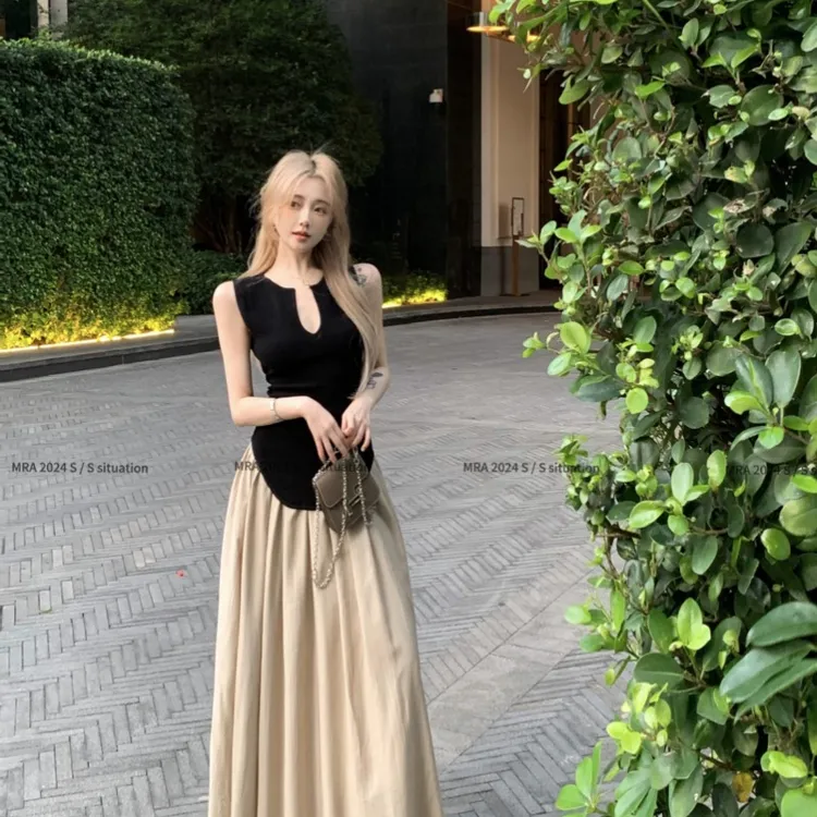 不规则黑色领口包边显瘦U型下摆针织背心+褶皱高腰遮胯长款半身裙