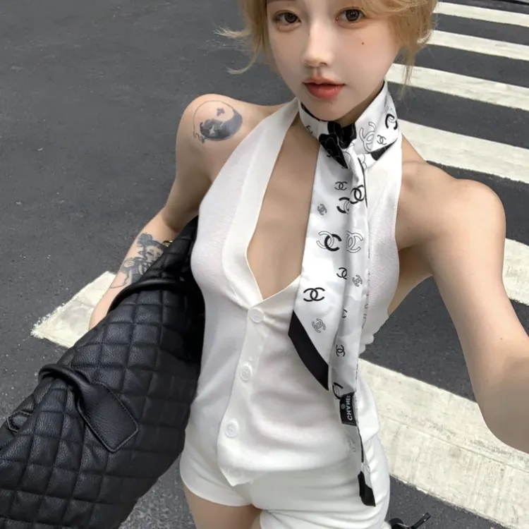 气质时尚辣妹风套装女夏季2024新款白色深V领挂脖上衣短裤两件套