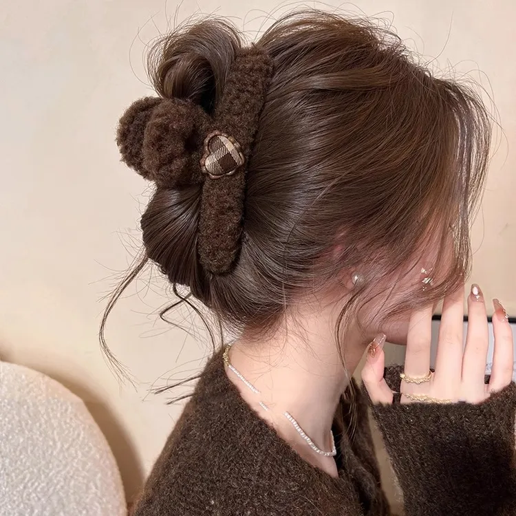 羊羔毛绒抓夹大号爱心鲨鱼夹发夹女后脑勺2024夹子发饰2025年