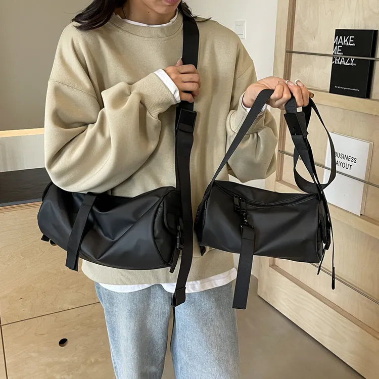防水帅气斜挎包女2025新款时尚运动圆筒包洋气百搭简约黑色小挎包