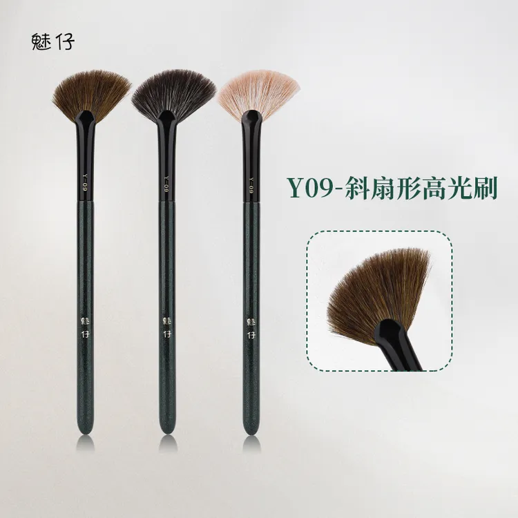 魅仔Y09斜角扇形高光刷提亮脸部清透超柔软动物毛余粉哑光化妆刷