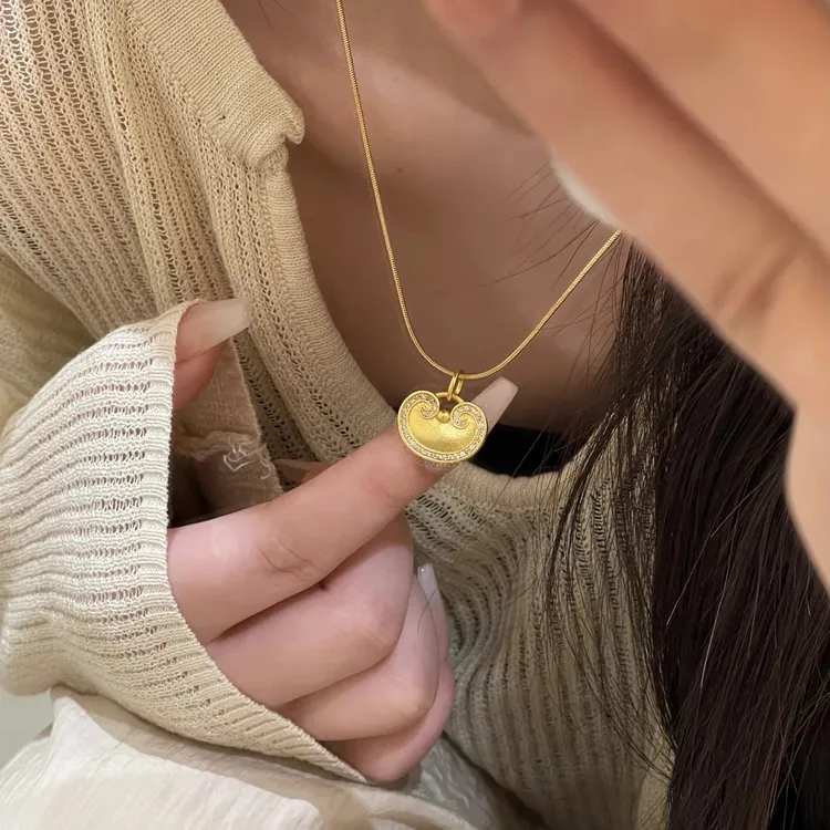 铜合金项链 祥云锁包项链高级感轻奢小众吊坠配小元宝百搭锁骨链
