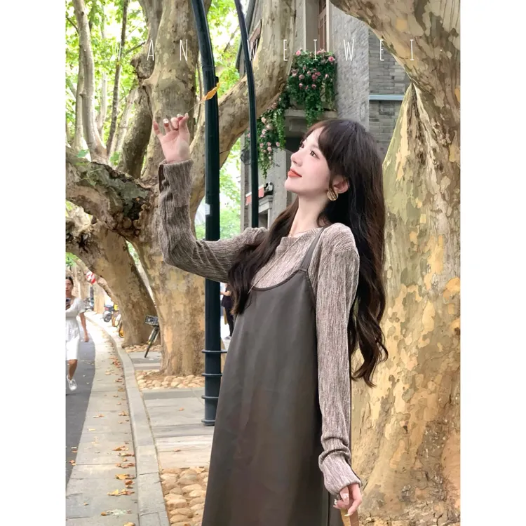 落日沙丘早秋新款棕色高级感气质pu皮吊带裙宽松两件套套装裙时尚