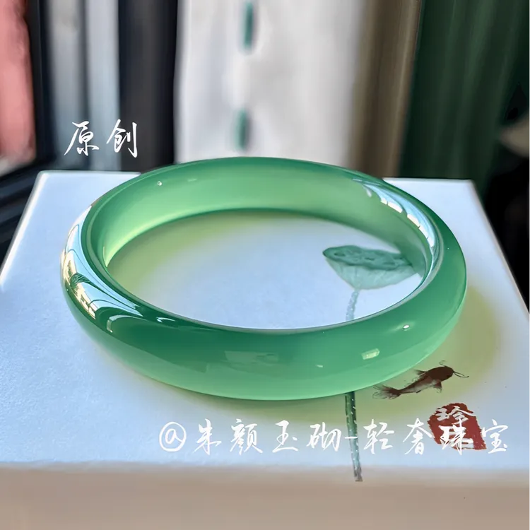 天然湖水绿玛瑙玉髓手镯远山黛玉石镯子女高级轻奢玉镯多样性发一