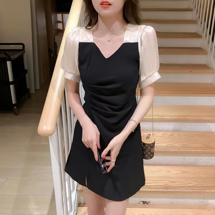 赫本风连衣裙女收腰2025夏季新款气质显瘦泡泡袖拼接方领小黑裙