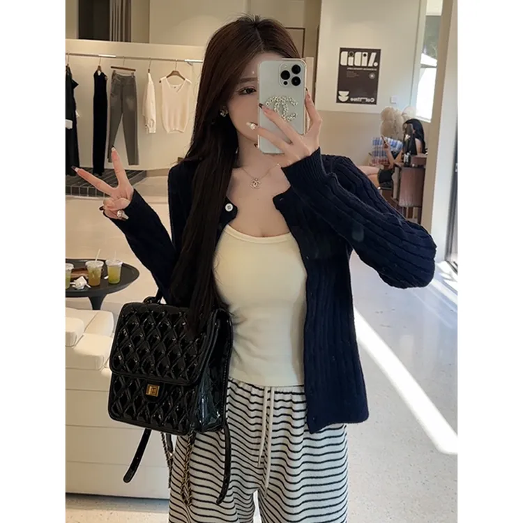 针织开衫女秋冬穿搭设计感小众修身显瘦圆领短款长袖软糯休闲外套