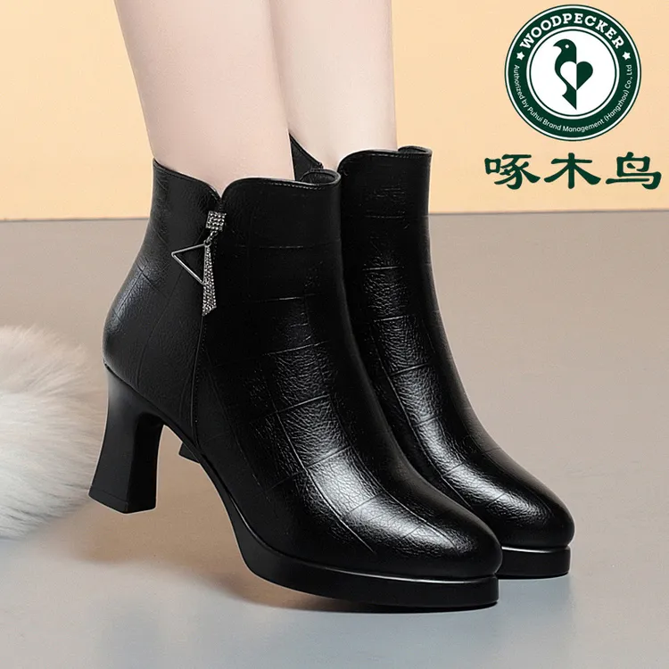 啄木鸟冬季新款短靴加绒保暖妈妈粗跟防水台软皮中年女士高跟短靴