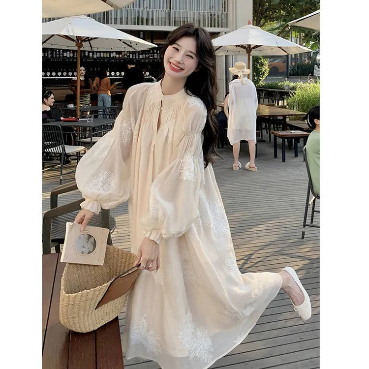 【唐雪莹】法式复古刺绣宽松灯笼袖时尚连衣裙女气质国风春装7715
